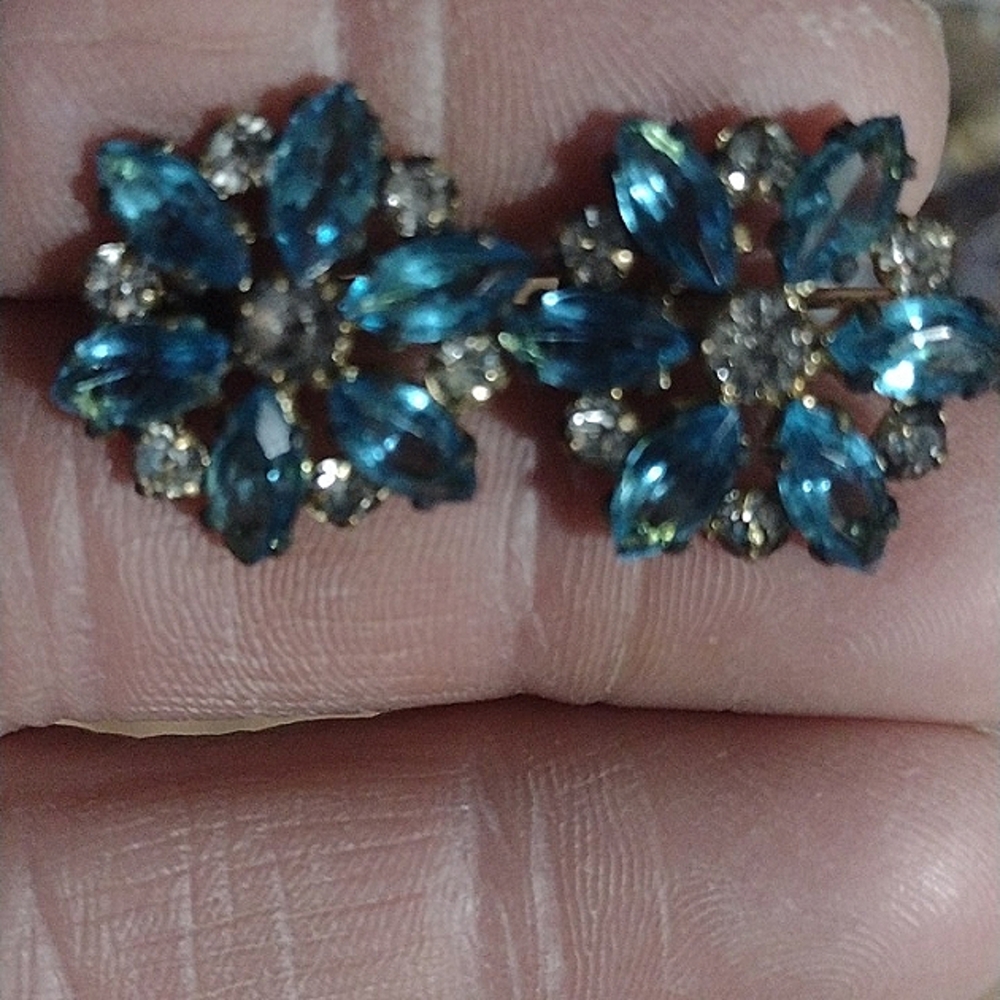 VINTAGE 30s CZECH FLORAL BOHEMIAN GLASS STONE BRASS SCREWBACK 1" EARRINGS - Picture 2 of 9